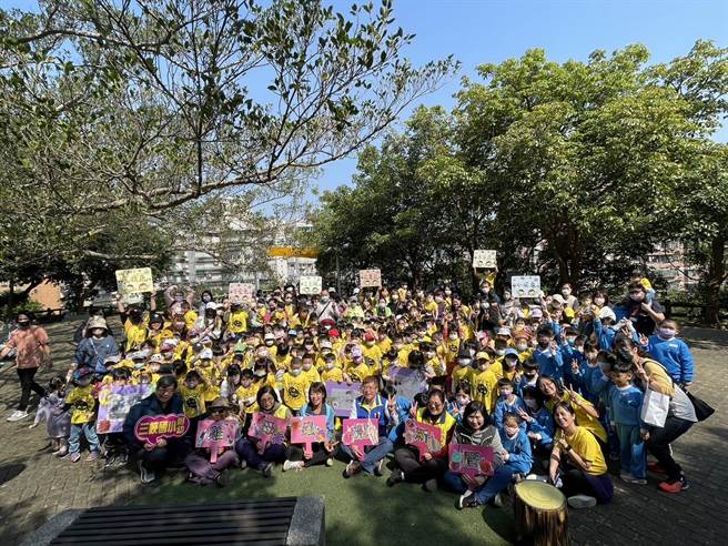 新北市三峡中山公园儿童游戏区意外成为甲虫幼虫復育场，地方盼该地能成为鸡母虫示范復育区。（蔡雯如摄）