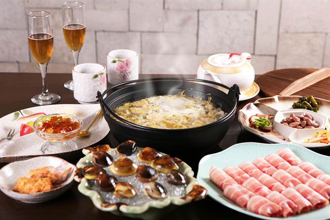 冬乡小厨新版菜单锅底跳脱传统，除酸白菜、冻豆腐与宽粉条，还新增迎宾茶、老味拼盘与特制甜点等，650元／人。（冬乡小厨提供）