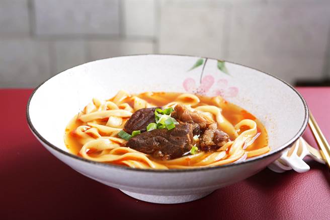 近期推出冷冻宅配的锅王红烧牛肉麵组合还送主厨私房辣椒酱。（冬乡小厨提供）