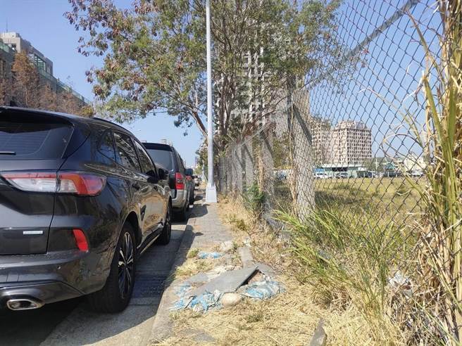 台中市乌日区三荣路全长约3.7公里，人行道宽度仅约90公分，中间更有变电箱、路灯等物，行人障碍重重。（潘虹恩摄）