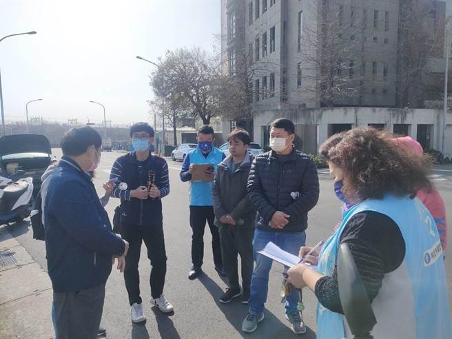 台中市议员林孟令日前接获陈情，7日由秘书丁月姿邀集相关单位会勘，研议拓宽人行道。（潘虹恩摄）