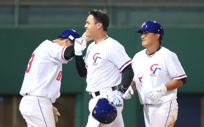 中华队张育成（中）与队友林立（左）击掌分享开轰喜悦。（陈怡诚摄）