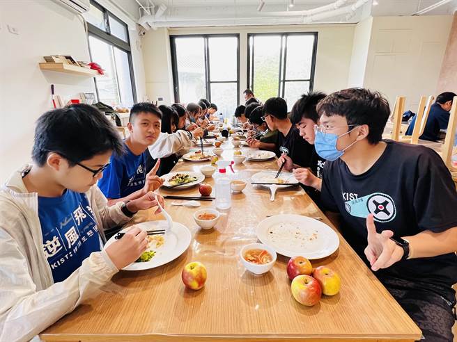 古坑鄉樟湖生態國中小的含蛋菜餚也未受影響，有炒蛋和酸辣湯。（周麗蘭攝）