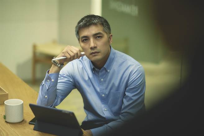 贺军翔为《不够善良的我们》一夕白头。（公视提供）