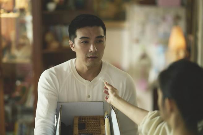 贺军翔为《不够善良的我们》理平头。（公视提供）