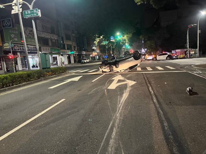 陆军中士酒驾自撞「乌龟翻」，见警竟狂衝海产店硬要开酒喝想蒙混警方遭制止。(戴志扬翻摄)