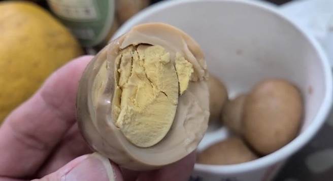 北宜将军茶叶蛋为游客至宜兰旅游必买的美食之一。（民眾提供／吴佩蓉宜兰传真）