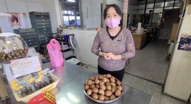 茶叶蛋王老板会限制顾客购买的数量，想要大家都能吃到。（民眾提供／吴佩蓉宜兰传真）