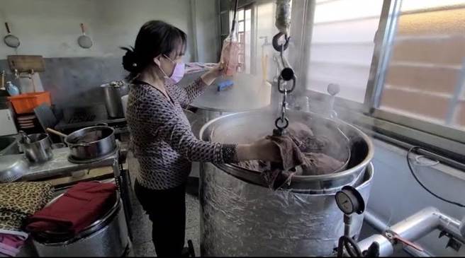 都是用大锅炉滷制的，机器每天运转，如休息就要至少1个月。（民眾提供／吴佩蓉宜兰传真）