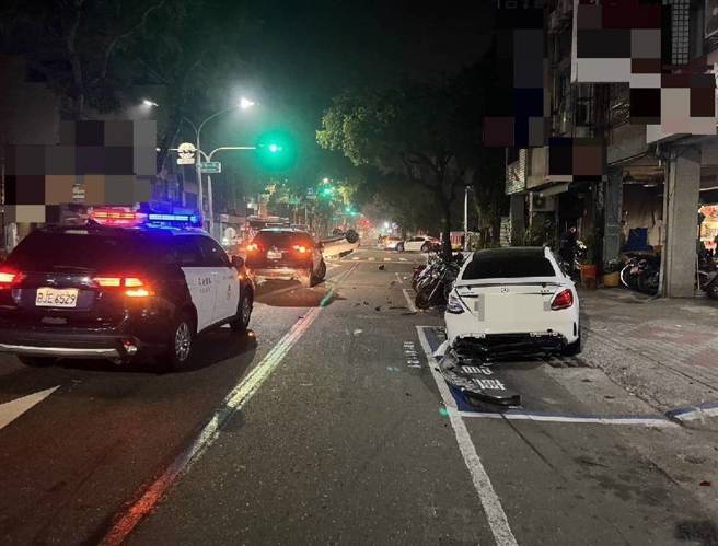 陆军中士酒驾自撞「乌龟翻」，见警竟狂衝海产店硬要开酒喝想蒙混警方遭制止。(戴志扬翻摄)