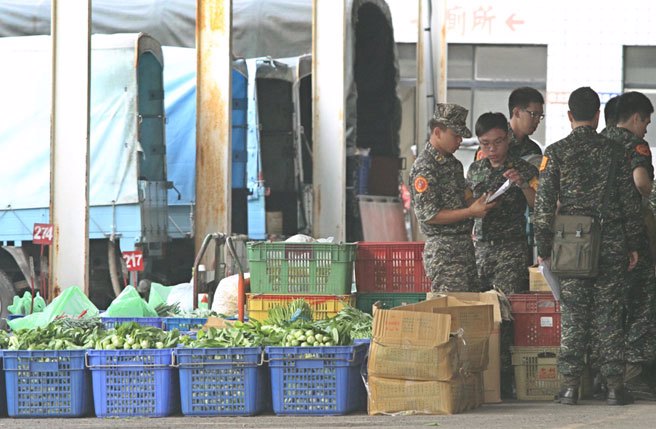 此图为国军副食品供应站，伙食採买人员购买蔬果食品的状况。（示意图/谢明祚摄）