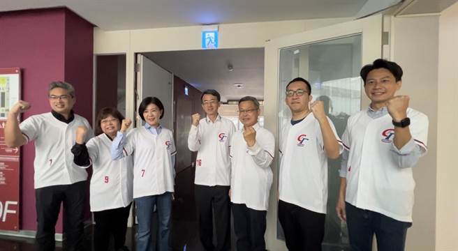 迎接世界棒球经典赛，台中市府局处长都穿上客制化球衣，背后数字则暗藏玄。(林欣仪摄)