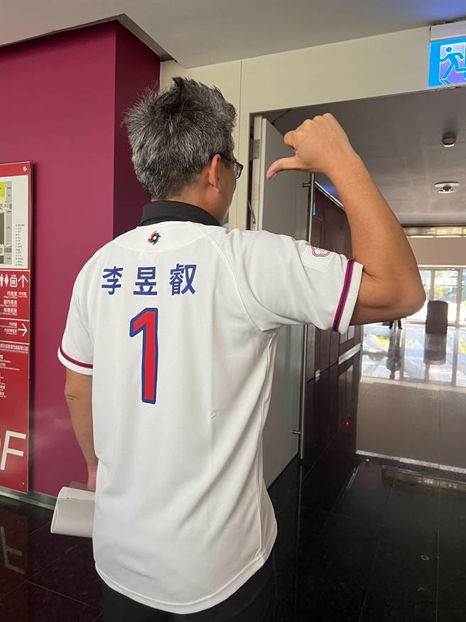 迎接世界棒球经典赛，台中市府局处长都穿上客制化球衣，背后数字则暗藏玄。(林欣仪摄)