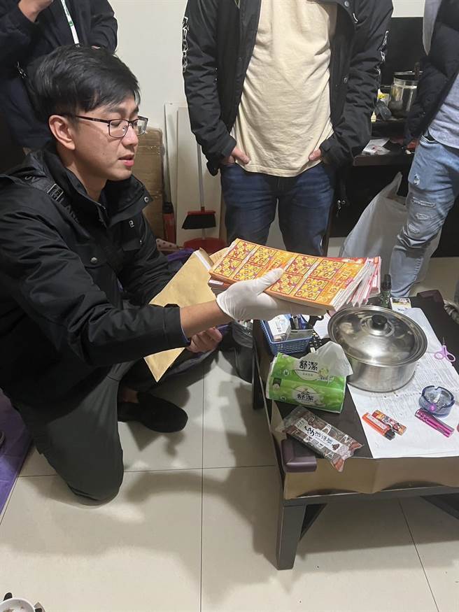 警方在刘嫌租屋处起出还未被刮掉的彩券。（警方提供／李京升苗栗传真）