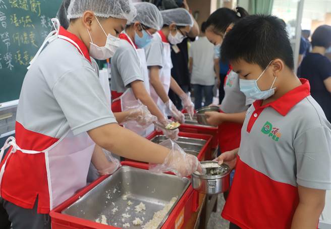 物價及基本薪資上漲，新北市部分學校一餐營養午餐仍是48元，業者反映撐不下去，希望調漲，目前已有學校研議或發放意見調查表。（新北市教育局提供）