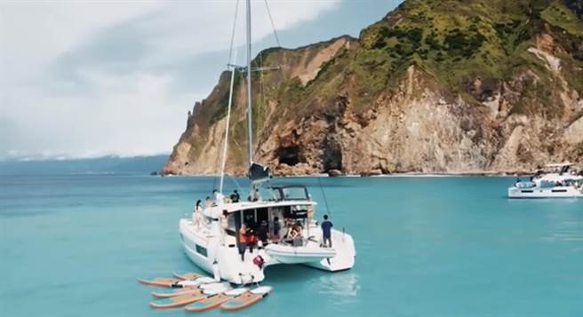 全台首次官方「遊艇帆船遊程比賽」7日起進入網路票選階段，鵬管處表示，投票至17日止，參與投票的民眾有機會獲得500元超商禮券。（鵬管處提供／謝佳潾屏東傳真）