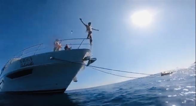 全台首次官方「遊艇帆船遊程比賽」7日起進入網路票選階段，鵬管處表示，投票至17日止，參與投票的民眾有機會獲得500元超商禮券。（鵬管處提供／謝佳潾屏東傳真）