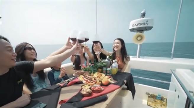 全台首次官方「遊艇帆船遊程比賽」7日起進入網路票選階段，鵬管處表示，投票至17日止，參與投票的民眾有機會獲得500元超商禮券。（鵬管處提供／謝佳潾屏東傳真）