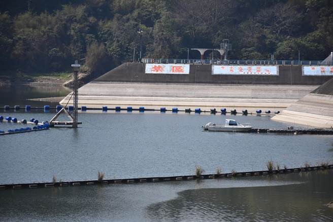 苗栗縣明德水庫蓄水量已跌5成。（謝明俊攝）