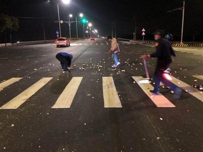 一辆货车满载6大袋马铃薯，由于装太满以至转弯时「溢」出，散落路台一省道的中、外车道，斗南分局新光派出所长庄哲豪带着员警前往协助排除。（斗南分局提供）