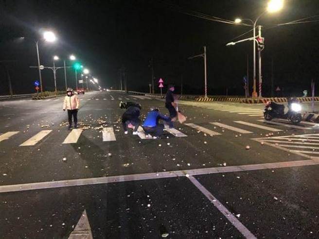 马铃薯车左转时被高马铃薯堆因离心力溢出车外，马铃薯散落台一线。（斗南分局提供）