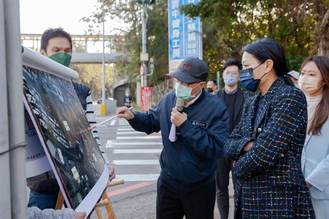 为改善竹科交通，新竹市长高虹安（右）宣布祭出上任第1箭，将优先改善介寿路与金山街口易肇事路口及试办光復路一段525巷调拨车道因应。（新竹市政府提供／陈育贤新竹传真）