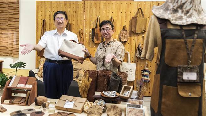 县长杨文科（左）参访新埔柿染工坊开发的文创商品，决定举办全国文创工艺竞赛。（罗浚滨摄）