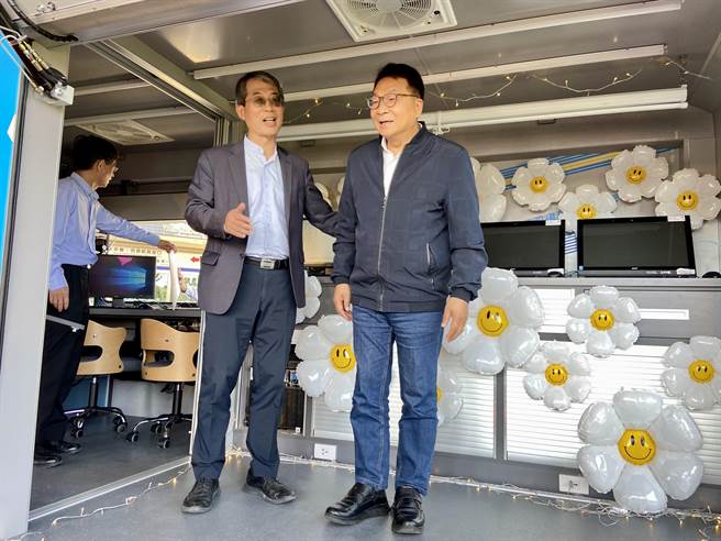 数位行动监理车的车内空间宽敞且结合数位科技，设有考试测验区、数位体验区、舞台展示区、窗口服务区及茶水休憩区。（吴佩蓉摄）