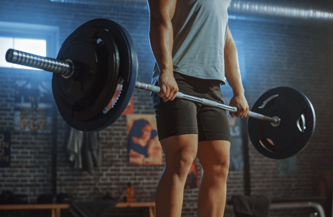 欧阳姓男子卸除深蹲使用的杠铃片，不慎让杆子180度翻转砸伤一旁健身民眾遭法院判处拘役50日。（示意图／Shutterstock）
