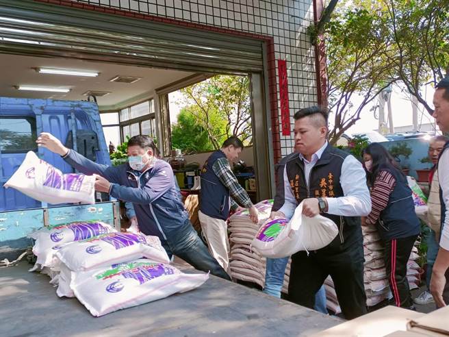 台中郭王会在市议员吴呈贤牵线下，捐赠1.3公吨白米给关怀据点。（陈淑娥摄）