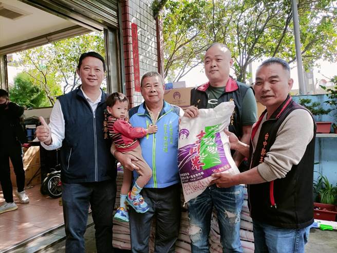 台中郭王会在市议员吴呈贤牵线下，捐赠1.3公吨白米给关怀据点。（陈淑娥摄）