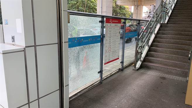 竿蓁林站的玻璃遭人击裂。(黄敬文翻摄)
