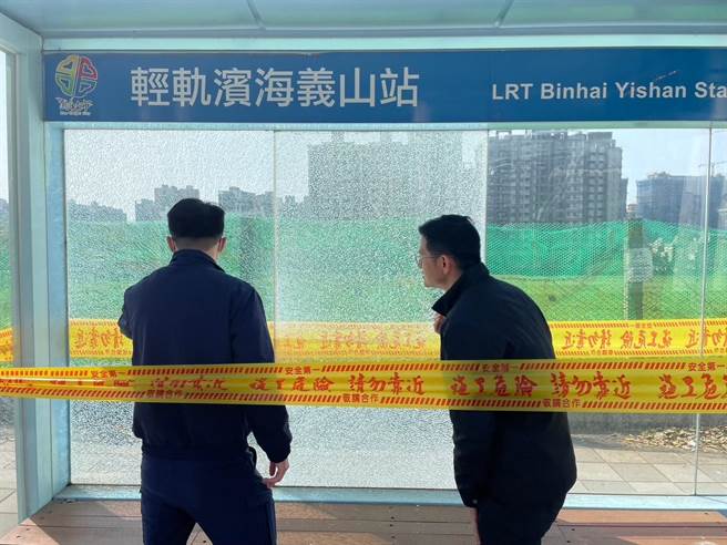 包含滨海义山公车站在内的3处公车站也遭人击裂。(黄敬文翻摄)