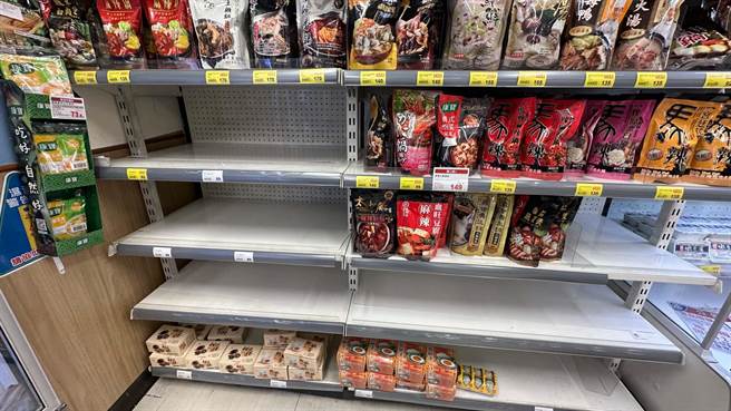 记者今天下午实际到高雄全联观察，发现架上鸡蛋全部售出一空。（柯宗纬摄）