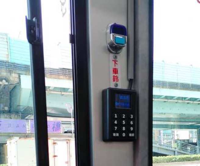 新北市公车出现一个神秘黑盒子，不少网友好奇用法。（翻摄自爆系知识家）