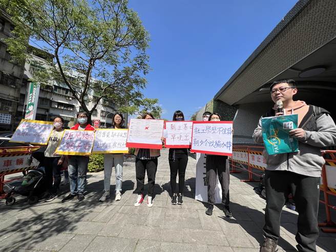 来自全台各地的社工工会成员今（7）聚集在卫福部前，痛批政府把社工当成「朝三暮四的猴子」，欺骗社工要调涨薪资，实质是删减其他补助项目。（王家瑜摄）