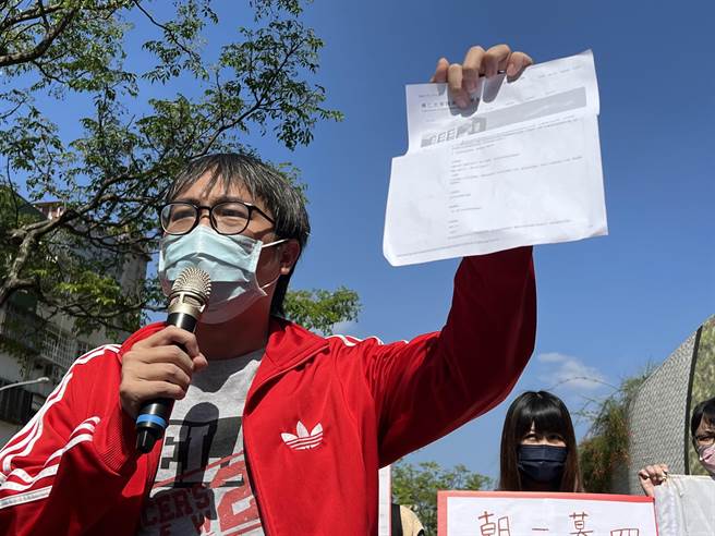 高雄市社会工作人员职业工会理事长郭志南表示，总统蔡英文曾承诺要当社工的后盾，但至今仍然有很多人没拿到应有的薪资，长久以来的薪资回捐问题也未解决。（王家瑜摄）