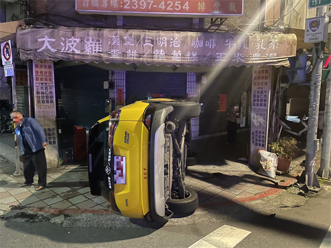 陈车被撞直接衝入骑楼。（警方提供）