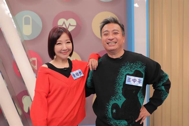 保养得宜的余皓然（左）曾遇外国人搭讪，右为王中平。（民视提供）