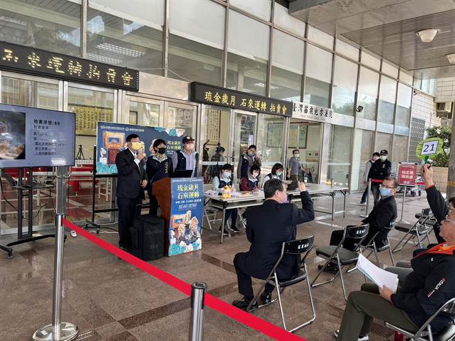 苗栗地检署与新竹执行分署执行红富海扣案财物第5波拍卖会，行政执行署长林庆宗客串拍卖官拍出一件玉件。（苗栗地检署提供／谢明俊苗栗传真）