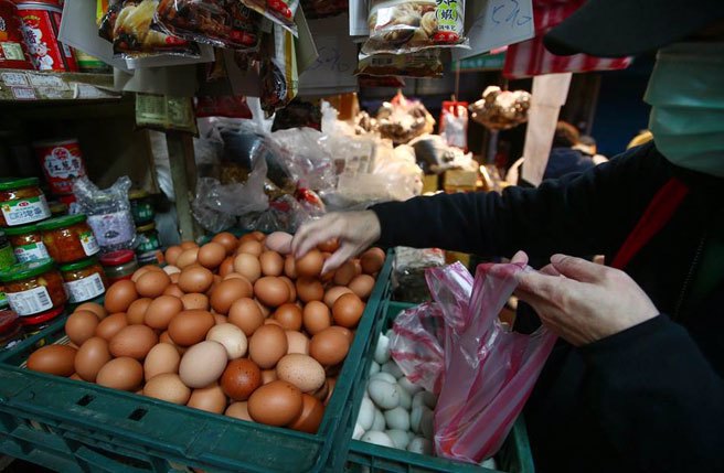 鸡蛋供应吃紧，「台北市重要民生物资库存灯号」也亮起红黄灯。(示意图／邓博仁摄）