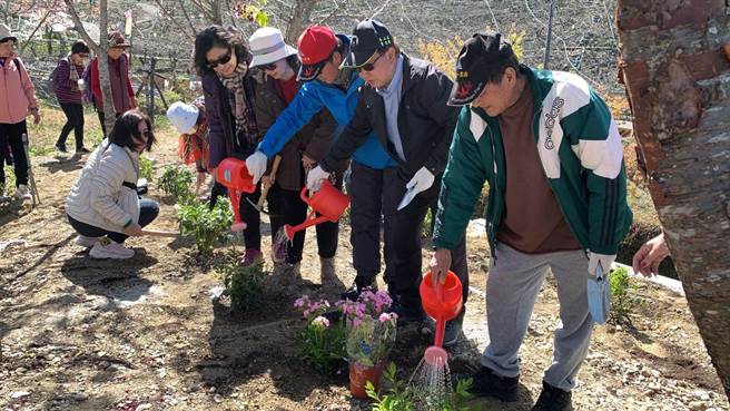 參山國家風景區管理處7日在梨山櫻緣丘辦理「鵑愛．梨山」植樹節活動。（參山處提供／陳淑娥台中傳真）