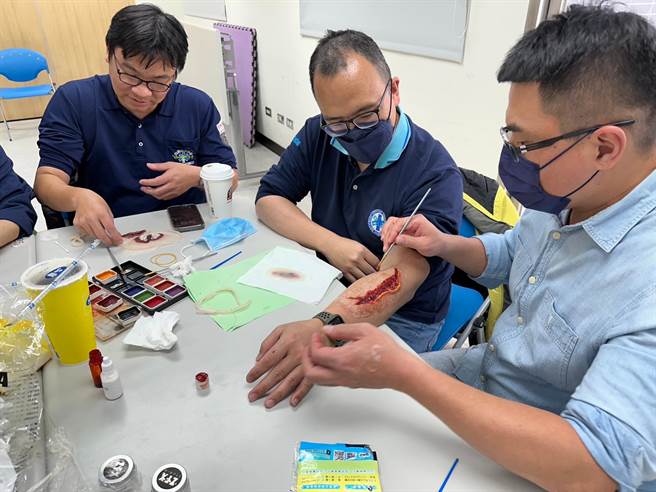 北市消防局邀请专业的「特效化妆师」，透过特殊的化妆手法，创造出各式拟真的伤妆，进而体现高拟真创伤情境。（消防局提供）