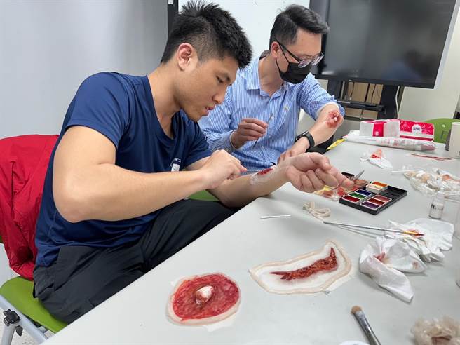 北市消防局邀请专业的「特效化妆师」，透过特殊的化妆手法，创造出各式拟真的伤妆，进而体现高拟真创伤情境。（消防局提供）