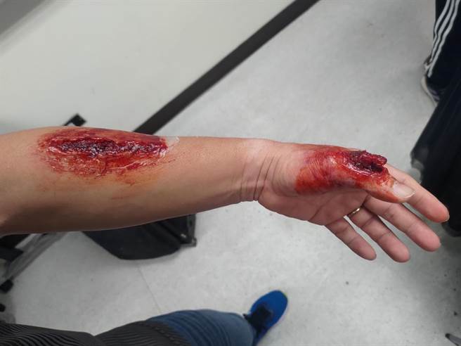 北市消防局邀请专业的「特效化妆师」，透过特殊的化妆手法，创造出各式拟真的伤妆，进而体现高拟真创伤情境。（消防局提供）