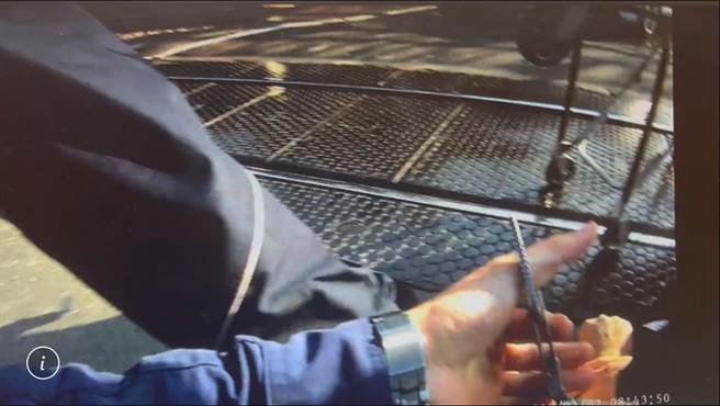 花秀平交道遭擅闯延误3班次42分，警方以辣椒水制伏。（民眾提供／吴敏菁彰化传真）