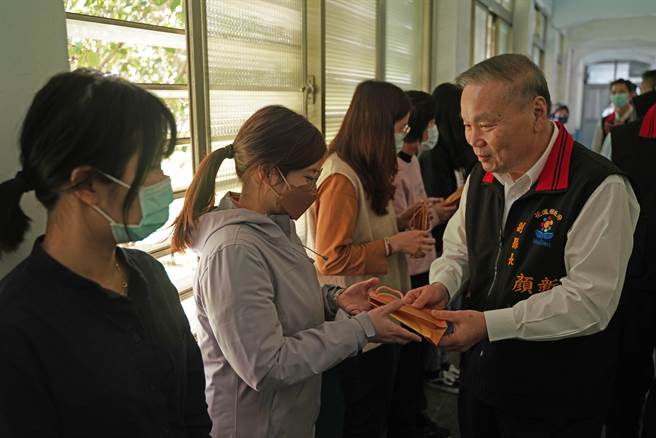 花莲县副县长顏新章在38妇女节前夕，代表率领花莲农友出征日本东京国际食品展的县长徐榛蔚，赴花莲县警局感谢女性职员们，尽心尽力为警政工作的努力与付出。（花莲县警局提供／罗亦晽花莲传真）
