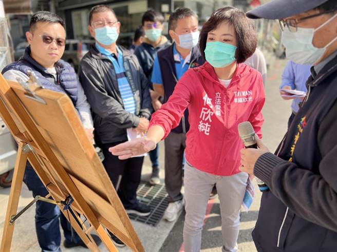 立委何欣纯争取2000万经费施作雨水下水道工程，并获营建署补助，日前邀集相关单位会勘讨论后续规画。（立委何欣纯办公室提供／潘虹恩台中传真）