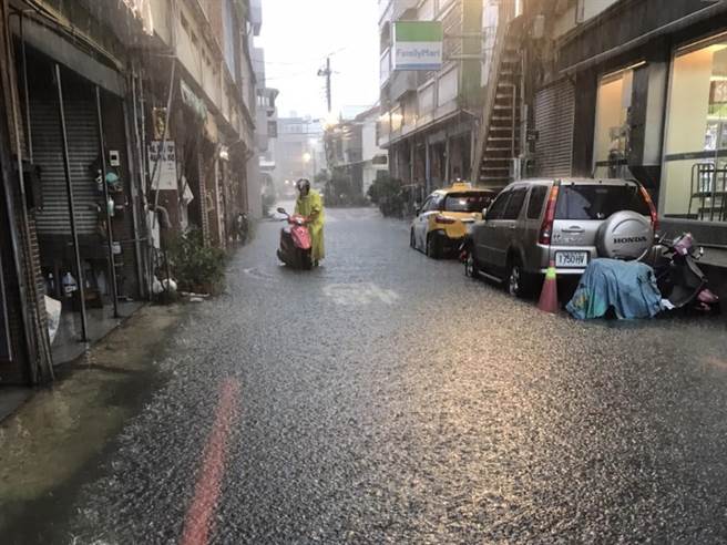台中市大里区东南路沿线社区巷弄侧沟排水宣泄不及，每逢暴雨即淹水。（立委何欣纯办公室提供／潘虹恩台中传真）
