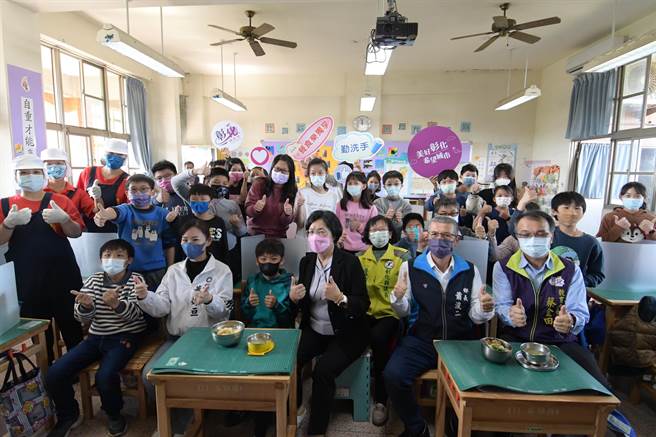 2月17日彰化县长王惠美已到社头乡崙雅国小，视察学校中央厨房餐点供应情形，确保学校营养午餐所需的鸡蛋供应无虞，若蛋价持续上涨，县府会协助筹措经费。（本报资料照片／吴敏菁彰化传真）